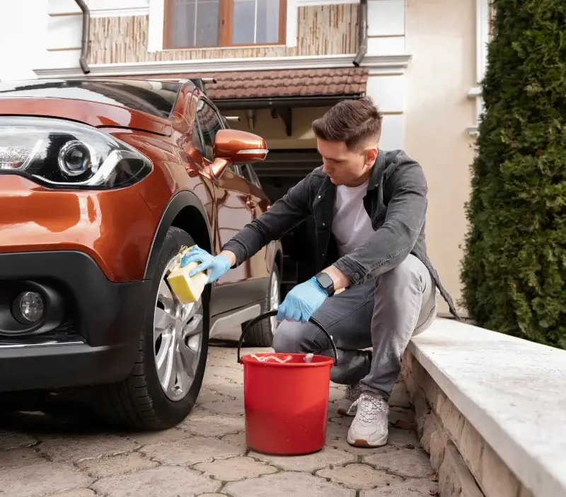 Lavage auto à domicile Beaulieu-sous-la-Roche : professionnel intervenant sur un véhicule